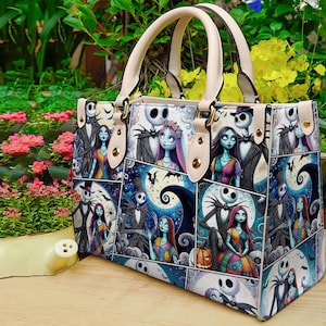 K&ouml;nnte beinhalten: Eine strukturierte Handtasche mit einem wiederkehrenden Grafikdruck von Jack Skellington und Sally aus Nightmare Before Christmas. Die Tasche verf&uuml;gt &uuml;ber cremefarbene Tragegriffe, goldfarbene Beschl&auml;ge und eine rechteckige Form mit mehreren Paneelen.