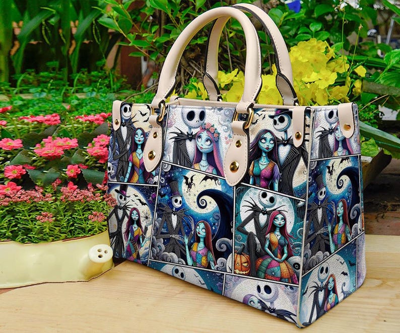 K&ouml;nnte beinhalten: Eine strukturierte Handtasche mit einem wiederkehrenden Grafikdruck von Jack Skellington und Sally aus Nightmare Before Christmas. Die Tasche verf&uuml;gt &uuml;ber cremefarbene Tragegriffe, goldfarbene Beschl&auml;ge und eine rechteckige Form mit mehreren Paneelen.