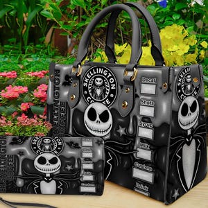Op de afbeelding: Een grijze en zwarte handtas en bijpassende portemonnee met een Jack Skellington-afbeelding, een rond Skellington Coffee-logo en een checklist-ontwerp met de labels Decaf, Shots, Syrup, Milk, Custom en Drink op het oppervlak gedrukt.