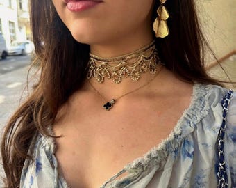 Collana girocollo in oro realizzata a mano: regolabile, design unico in tessuto
