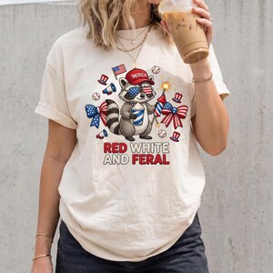 PNG rosso, bianco e selvaggio, clipart di un simpatico procione per il 4 luglio, design retrò da baseball patriottico con fiocco, grafica a sublimazione USA