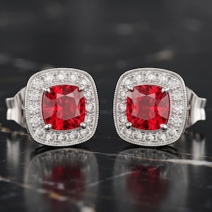 Pendientes especiales de boda de oro blanco macizo de 14 quilates con rubí natural talla cojín de 3,00 quilates y diamantes.