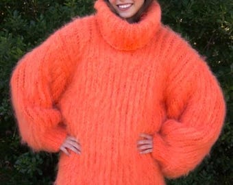 Maglione in mohair spesso arancione, lavorato a mano a maglia da Lanaknittings