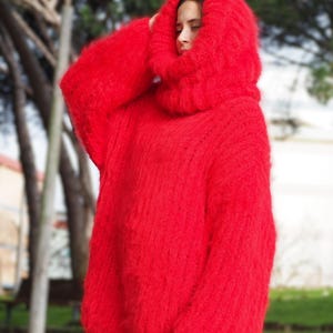 Moherowy sweter oversize w kolorze czerwonym z odpinanym golfem, ręcznie robiony na drutach