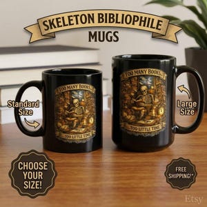 Puede incluir: Dos tazas de cerámica negra con un gráfico de un esqueleto leyendo en una biblioteca. El diseño incluye el texto "TOO MANY BOOKS... TOO LITTLE TIME". Una taza está etiquetada como "Standard Size" y la otra como "Large Size" con flechas.