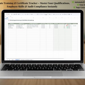 Puede incluir: Un ordenador portátil que muestra una hoja de cálculo titulada Schulungserinnerung & Zertifikats-Verwaltung. La pantalla presenta un rastreador automatizado de formación y certificados con columnas para nombres, correos y estados.