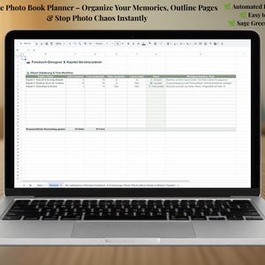 Könnte beinhalten: Ein silberner Laptop mit einer digitalen Tabellenkalkulation namens Ultimate Photo Book Planner – Organize Your Memories, Outline Pages & Stop Photo Chaos Instantly. Der Bildschirm zeigt eine Tabelle zur Planung von Fotobuch-Strukturen.