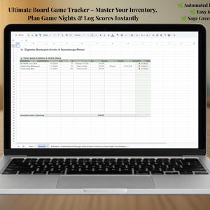 Könnte beinhalten: Ein Laptop zeigt eine digitale Tabellenkalkulation zur Verwaltung von Brettspielen mit dem Titel Ultimate Board Game Tracker – Master Your Inventory, Plan Game Nights & Log Scores Instantly. Der Bildschirm zeigt Spalten für Spieletitel.