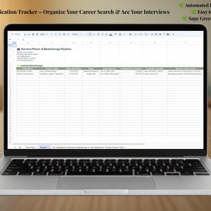 Könnte beinhalten: Ein Laptop-Bildschirm zeigt eine digitale Tabellenkalkulation zur Nachverfolgung von Bewerbungen mit einer salbeigrünen Kopfzeile. Der Text lautet Job Application Tracker - Organize Your Career Search & Ace Your Interviews, Automated Dashboard, Easy to use, Sage Green Edition.