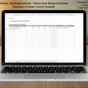 Könnte beinhalten: Ein Laptop mit einer digitalen Sauerteig-Journal-Tabelle mit dem Titel Ultimate Sourdough Journal – Master Your Baking Hydration, Timelines & Starter Activity Instantly. Der Bildschirm zeigt Spalten für Backprojekte, Mehl, Wasser und Hydratationsprozentsätze.