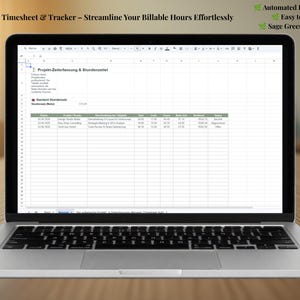 Puede incluir: Una pantalla de portátil que muestra una hoja de cálculo digital de seguimiento de proyectos y hojas de horas en un esquema de color verde salvia. La interfaz incluye columnas para fecha, proyecto, tarea, horas y estado.