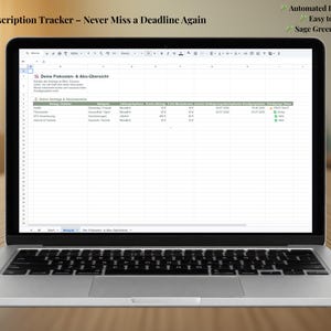 Könnte beinhalten: Ein Laptop zeigt eine digitale Tabellenkalkulation zur Abo-Verwaltung mit Spalten für Vertragsnamen, Kategorien, Zahlungsintervalle, Kosten und Status. Die Benutzeroberfläche enthält salbeigrüne Kopfzeilen und den Text Deine Fixkosten- & Abo-Übersicht.
