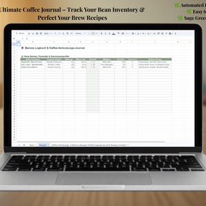 Puede incluir: Una pantalla de portátil que muestra una hoja de cálculo digital de diario de café titulada Barista Logbook & Kaffee-Verkostungs-Journal. La interfaz incluye columnas para el inventario de granos y perfiles de sabor en verde salvia.