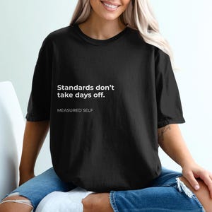 Maglietta motivazionale "Gli standard non si prendono giorni di riposo" / Maglietta con citazione "Misurare se stessi" / Maglietta ispiratrice "Mentalità, impegno e determinazione" - Regalo
