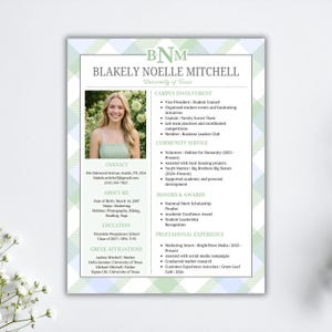 Pode incluir: Um modelo de currículo com uma borda xadrez verde-claro e azul, um monograma B.N.M. e o nome Blakely Noelle Mitchell. Inclui uma fotografia, detalhes de contato, educação, envolvimento no campus e experiência profissional.