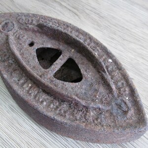 Antique Cast Iron Metal  Sad Iron made during the early 1900&#39;s, solid heavy cast iron.