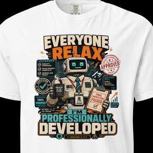Peut inclure: Un t-shirt blanc avec un graphique représentant un robot portant une cravate et tenant un presse-papier. Le texte indique "EVERYONE RELAX I'M PROFESSIONALLY DEVELOPED" ainsi que "FINAL INSPECTION PASSED," "QUALITY CONTROL APPROVED," et "EMPLOYEE OF THE SYSTEM."