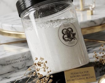 Könnte beinhalten: Ein durchsichtiger Kunststoffbehälter mit schwarzem Schraubdeckel, gefüllt mit feinem weißen Pulver. Das Etikett zeigt den Text Bellina Bottega Formula mit einem geflügelten Pferdelogo. Weitere Texte lauten The ultimate for reborn doll realism und Formula for reborn babies: an artisanal blend.