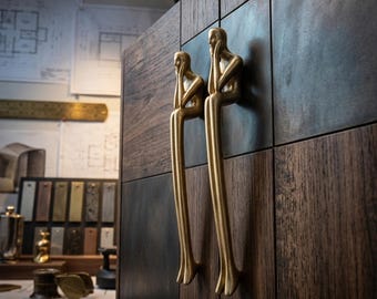 Maniglia per mobile in ottone a forma di pensatore - Pomello scultoreo per cassetto a forma di persona seduta - Maniglia unica