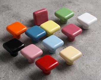 Puxadores de gaveta quadrados e coloridos em cerâmica, ferragens para cômoda em tons de doces, puxadores para quarto infantil, alças em tons pastel.