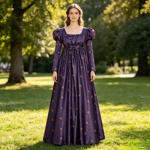 Könnte beinhalten: Ein bodenlanges violettes Kleid mit quadratischem Ausschnitt, langen Ärmeln mit Puffschultern und einer hohen Empire-Taille mit einer kleinen Schleife. Der Stoff ist mit einem wiederkehrenden Muster aus kleinen goldgelben Blattmotiven verziert.