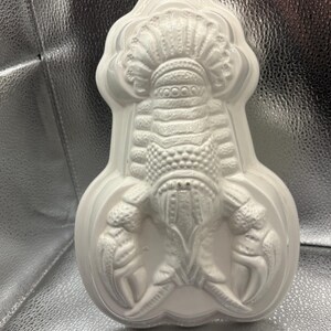 Stampo vintage in ceramica bianca a forma di aragosta. Decorazione murale nautica italiana.