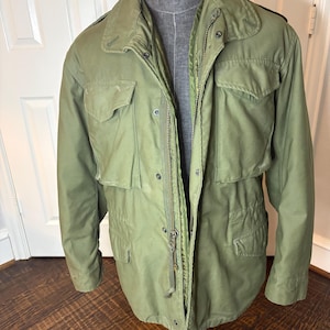 Vintage 1975 amerikansk armé M65 fältjacka OG-107 stridsrock liten Gibraltar Industries Vietnam-eran DSA-75