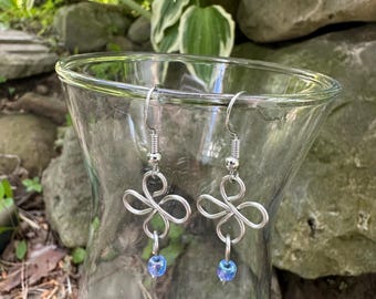 Pendientes colgantes celtas con cuentas de cristal azul – Envueltos en alambre de tono plateado