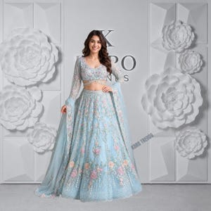 Lehenga Choli en soie organza bleu ciel | Ensemble de mariage de mariée richement brodé de sequins