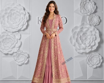 Puede incluir: Un vestido largo de color rosa polvoriento con un corpiño sin mangas y una chaqueta abierta a juego de manga larga. La chaqueta está adornada con intrincados bordados dorados, mientras que la falda del vestido tiene un diseño sencillo y liso.