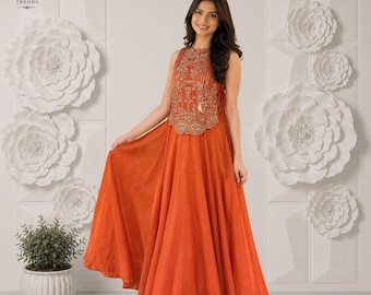 Conjunto festivo de lehenga choli de seda Vichitra con bordados y lentejuelas.