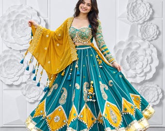 Puede incluir: Un conjunto de lehenga choli en color verde azulado y amarillo mostaza con bordados intrincados, espejos y un dupatta a juego con borlas. El corpiño tiene un escote corazón y mangas largas, mientras que la falda muestra un patrón geométrico.