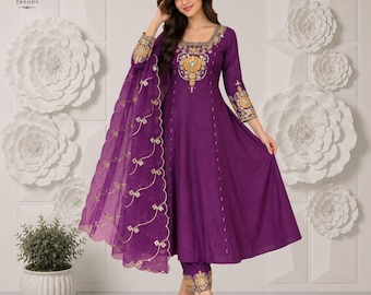 Puede incluir: Un vestido de color morado intenso con mangas largas que presenta intrincados bordados dorados alrededor del cuello y los puños, junto con un dupatta morado transparente a juego con ribete festoneado dorado y bordados florales.
