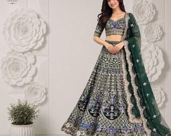 Puede incluir: Un conjunto de lehenga choli verde oscuro con intrincados bordados florales en dorado y morado. El conjunto incluye una blusa corta de manga corta y una falda voluminosa hasta el suelo, junto con un dupatta transparente a juego.