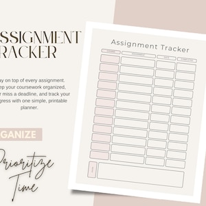 Può includere: Una pagina di pianificazione per il monitoraggio dei compiti stampabile con sfondo beige e testo scuro. Il documento presenta una tabella con colonne per corso, compito, data e stato, oltre a una sezione note in basso. Testo: ASSIGNMENT TRACKER, ORGANIZE, Prioritize Time.
