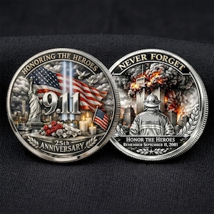 Puede incluir: Dos monedas conmemorativas circulares con imágenes del 11 de septiembre. Un lado muestra la Estatua de la Libertad, una bandera estadounidense y el texto HONORING THE HEROES 9.11 25TH ANNIVERSARY. El otro lado muestra un bombero y NEVER FORGET.