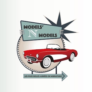 Może przedstawiać: Graficzne logo przedstawiające czerwony zabytkowy kabriolet na okrągłym tle. Nad samochodem znajduje się jasnoniebieski znak z napisem MODELS' N MODELS. Pod samochodem umieszczono jasnoniebieską strzałkę z napisem LES PLUS BELLES ANNÉES EN MINIATURE.