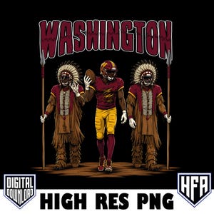 Może przedstawiać: Graficzna ilustracja z napisem WASHINGTON w kolorze burgundowym nad trzema postaciami. Centralny zawodnik futbolu amerykańskiego w burgundowo-złotym stroju trzyma piłkę, a po bokach znajdują się dwie postacie w pióropuszach i strojach z frędzlami, trzymające włócznie.
