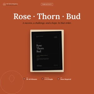 Puede incluir: Un gráfico de color óxido con el texto Rose Thorn Bud y A success, a challenge, and a hope. In that order. Una tarjeta rectangular negra central muestra el mismo texto. Los iconos indican 20-40 Minutes, 4-12 People y None Required.
