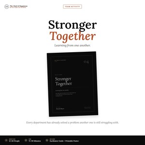 Op de afbeelding: Een zwarte rechthoekige activiteitenhandleiding getiteld Stronger Together, Learning from one another, door Nicole Meyer. De omslag bevat het nummer 04, met tekst die stelt dat elke afdeling al een probleem heeft opgelost waar een ander mee worstelt.