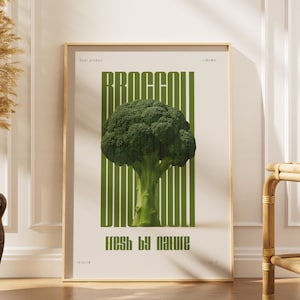 Könnte beinhalten: Ein rechteckiger Wandkunstdruck mit einem zentralen Bild eines grünen Brokkoli-Röschens. Der Text BROCCOLI ist in großen grünen vertikalen Buchstaben hinter dem Gemüse dargestellt. Der Text FRESH BY NATURE erscheint darunter in Grün.