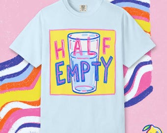 Camiseta con diseño de vaso medio vacío / Camiseta unisex nihilista divertida