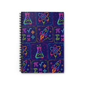 Puede incluir: Un cuaderno de espiral con una cubierta azul oscuro y un patrón repetitivo en colores neón. El diseño incluye contornos brillantes de cohetes, átomos, matraces y símbolos matemáticos como pi, sigma, división y signos de suma.
