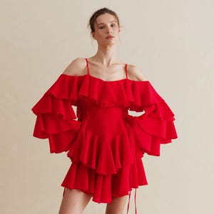 Minivestido rojo con volantes, conjunto romántico de gasa, vestido de fiesta con hombros descubiertos, look vaporoso y llamativo, moda de diseñador para mujer.