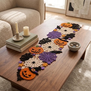 Peut inclure: Un chemin de table en crochet sur le thème d'Halloween composé de citrouilles orange avec des chapeaux noirs, de toiles d'araignée blanches et violettes, de petites chauves-souris noires et de minuscules étoiles jaunes assemblées en motifs.