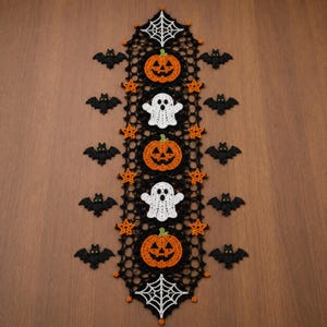 Peut inclure: Un chemin de table rectangulaire en crochet avec un motif noir en forme de toile. Il est orné de trois citrouilles orange, deux fantômes blancs, de petites étoiles orange et des chauves-souris noires sur les côtés, avec des toiles aux extrémités.