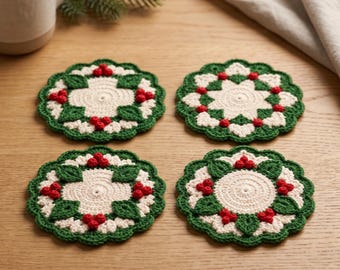 Häkelanleitung für Stechpalmen-Untersetzer (PDF), Weihnachtstischdeko, Beeren-Tassenuntersetzer-Set (4 Designs)
