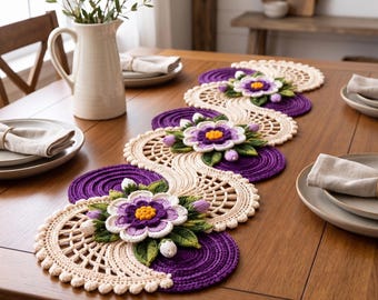 Tischläufer mit lila Blumenmuster (PDF), 3D-Blütenmuster-Häkelarbeit, Tischdekoration im Landhausstil