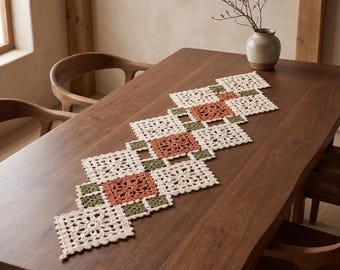 Patchwork-Esstischläufer (Häkelanleitung, PDF), florales Lochmuster, rustikales Tischdekorations-Element in Terrakotta, Salbei und Elfenbein