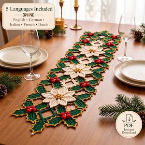 Può includere: Un runner natalizio all'uncinetto con un motivo ripetuto di foglie di agrifoglio verde scuro con bordi dorati, fiori di stella di Natale color crema con centri gialli e grappoli di piccole bacche rosse, presentato come modello PDF digitale.